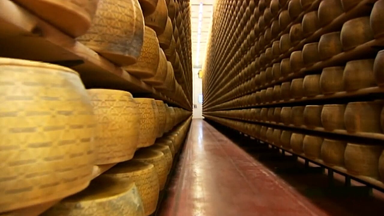 https://cdn.webstaurantstore.com/images/videos/extra_large/grana_padano.jpg